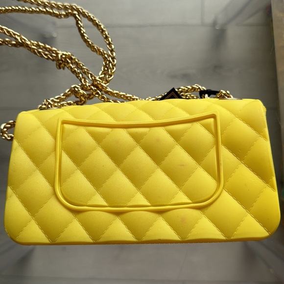 Quilted Bright YELLOW Jelly Purse with adjustable Gold Chain Strap
BRAND NEW! - Picture 6 of 12
